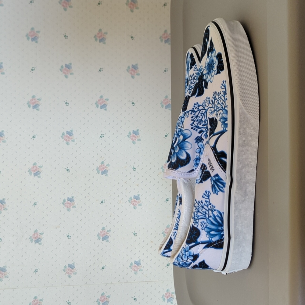 Vans 🛹 Classic Slip-On ☺️ Blue and White Floral Shoe
